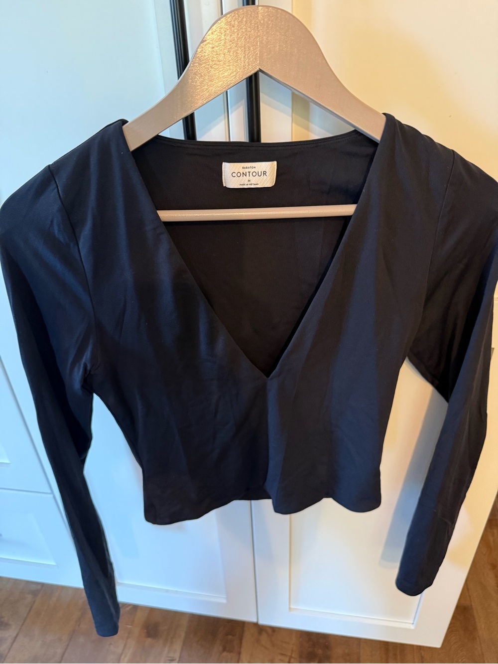 Babaton Black V-Neck Long-Sleeve Cropped Top